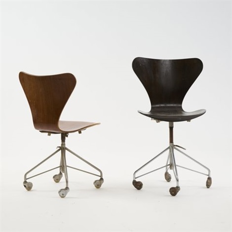 Two work chairs 3117 by Arne Jacobsen on artnet