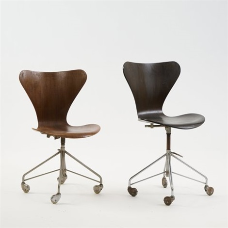 Two work chairs 3117 by Arne Jacobsen on artnet